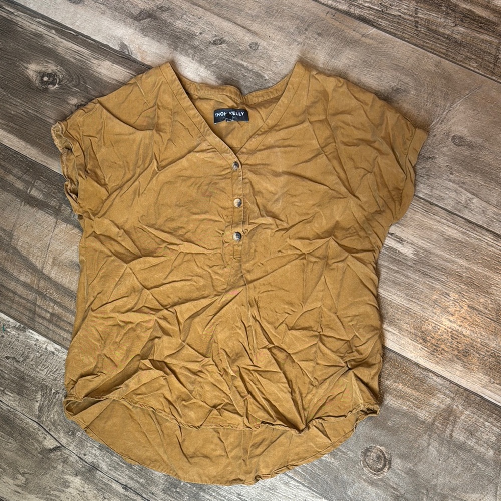 Thom Kelly button up top